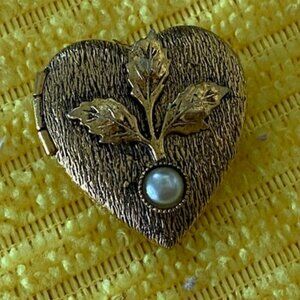 Vintage * Brushed GOLD HEART w PEARL& 3 Leaves LOCKET Pendant * holds 2 photos